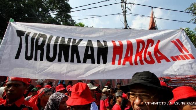 Pengunjuk rasa bakar boneka SBY