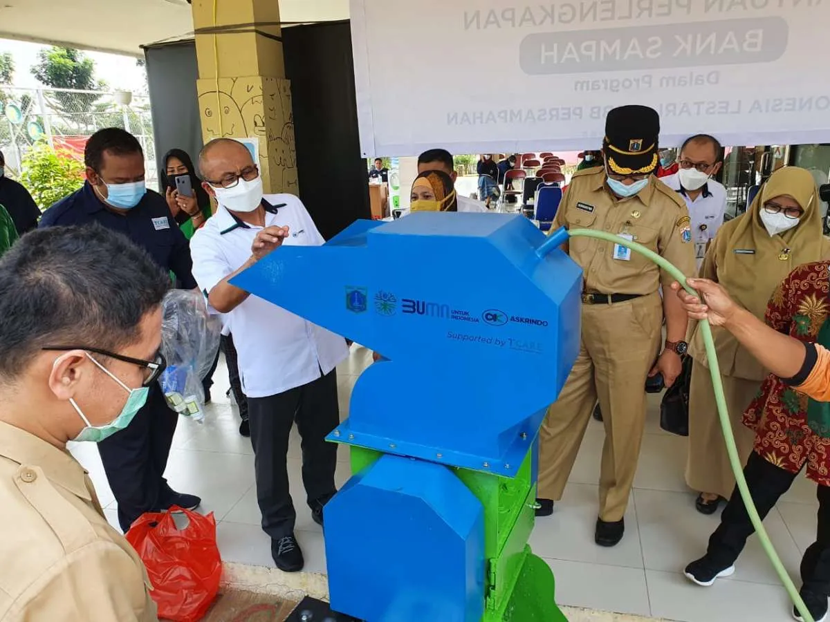 Atasi permasalahan sampah di masyarakat, Askrindo Syariah serahkan bank sampah