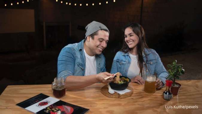 Ini Lo Alasan Kenapa Makan dengan Siku Di Meja Dianggap Tidak Sopan