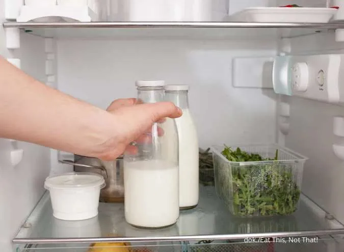 Menyimpan susu cair di dalam kulkas