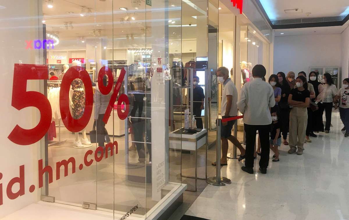 Antrean pengunjung untuk dapat diskon akhir tahun