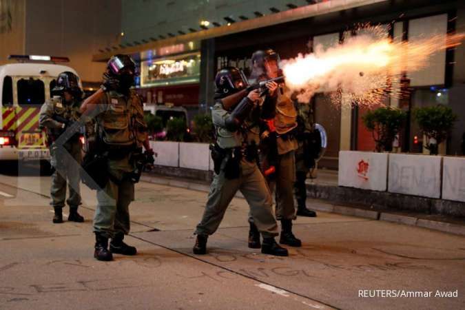 Hong Kong memanas lagi, polisi tembakkan gas air mata ke arah kampus