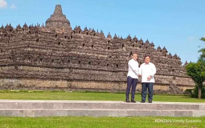 Momen Hangat! Presiden Prabowo dan Presiden Macron Bersama Kunjungi Candi Borobudur