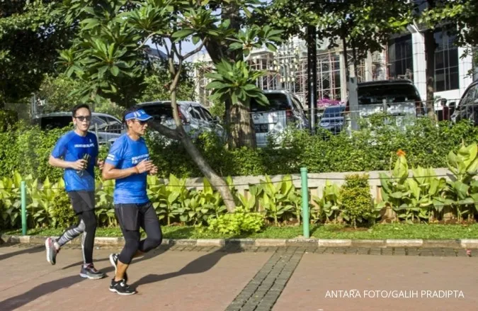 Sandiaga explains wearing sneakers in office