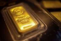 Harga Emas Anjlok Lebih dari 1% Tertekan Dolar AS dan Yield Tinggi