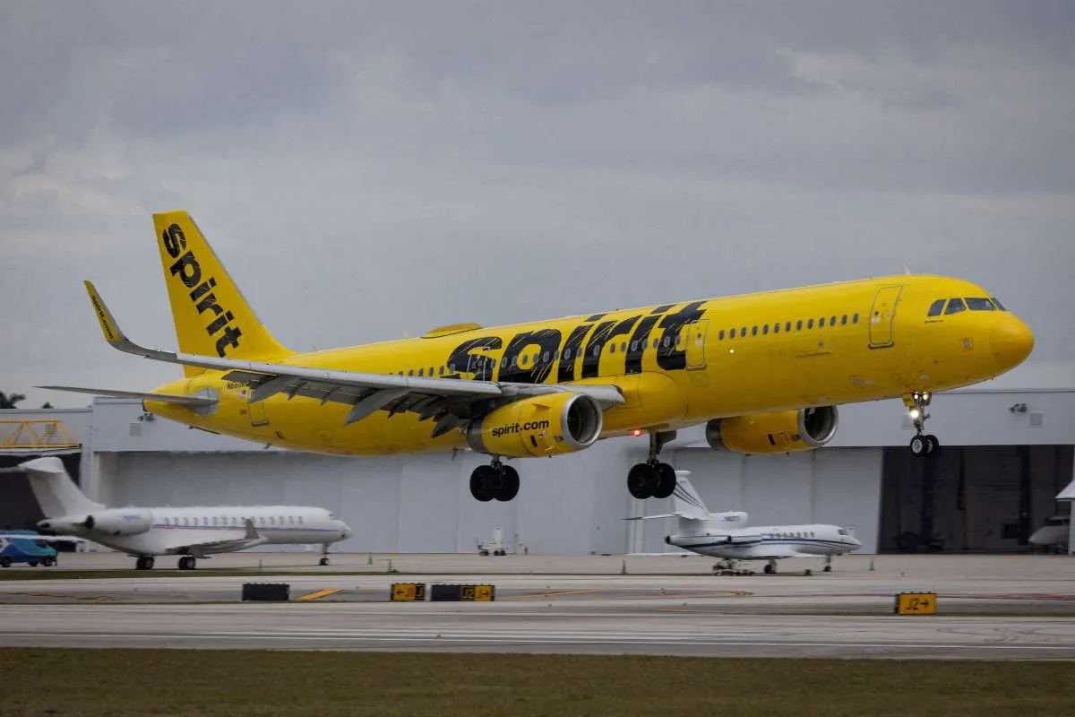 Efek Domino Spirit Airlines: Penumpang Terlantar, Maskapai Lain Ambil Peran