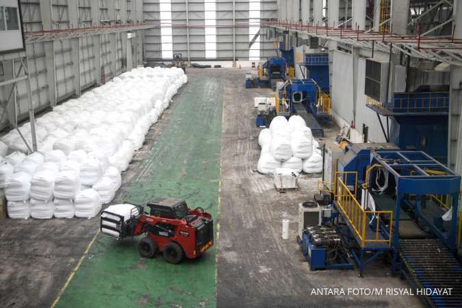 Bara dari Sampah Membara di Tungku Produksi Semen