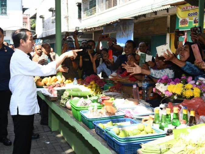 Jokowi Cek Harga Sejumlah Bahan Pokok di Pasar Brahrang Kota Binjai