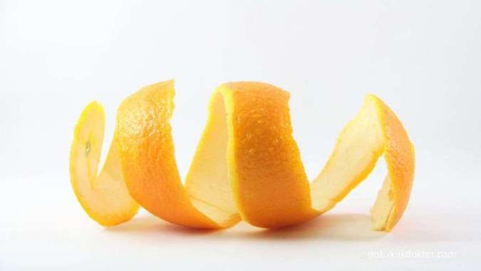 Kulit jeruk bisa Anda gunakan sebagai cara menghilangkan ketombe.