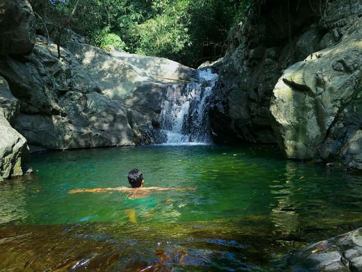 Curug Tilu Purwakarta, air terjun yang punya warna hijau alami