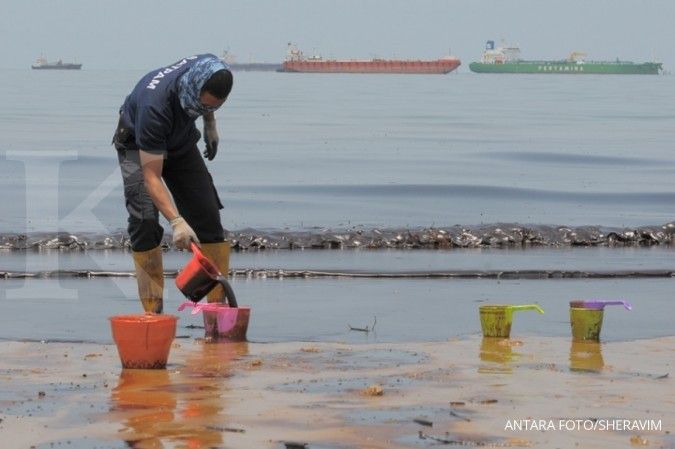 Pertamina patroli penyisiran dan penanggulangan ceceran minyak Teluk Balikpap