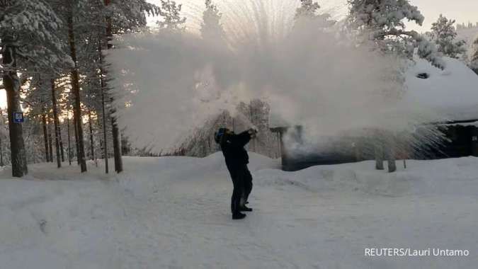Cuaca Ekstrem Dingin di Finlandia Bekukan Air Mendidih yang Dilempar ke Udara