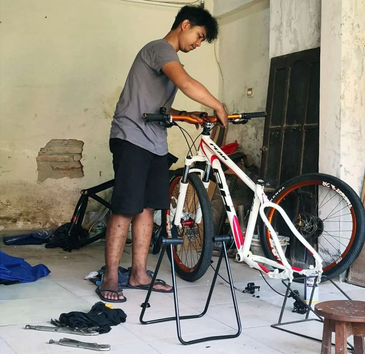 Tak mau antri, panggil saja jasa perbaikan sepeda ke rumah 