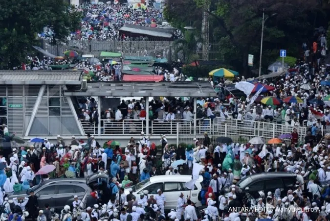 TV journalists file report of alleged assault