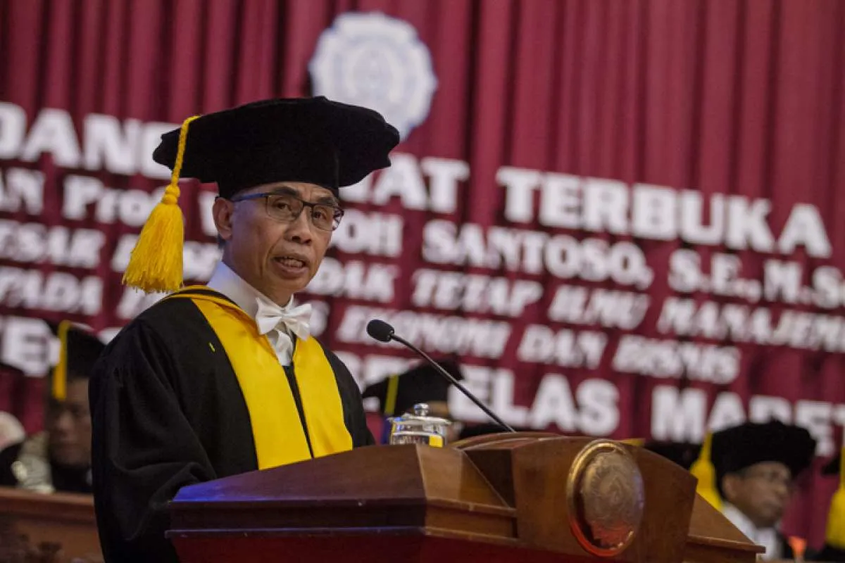 Ketua Dewan Komisioner OJK Wimboh Santoso dikukuhkan jadi Guru Besar UNS