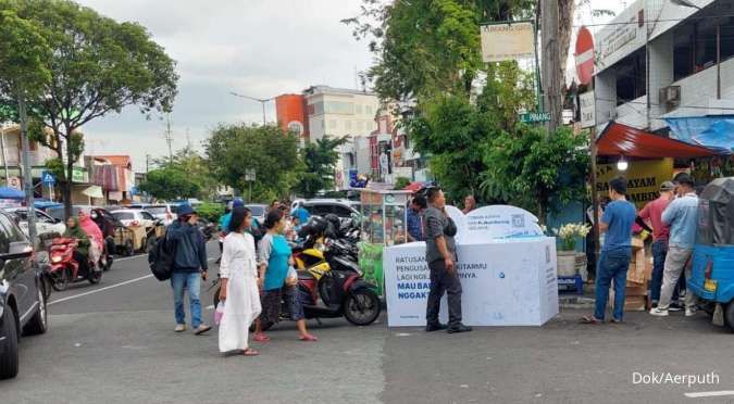 Ribuan Air Mineral Kemasan Diberikan Gratis ke Warga Jakarta, Siapa Pencetusnya?