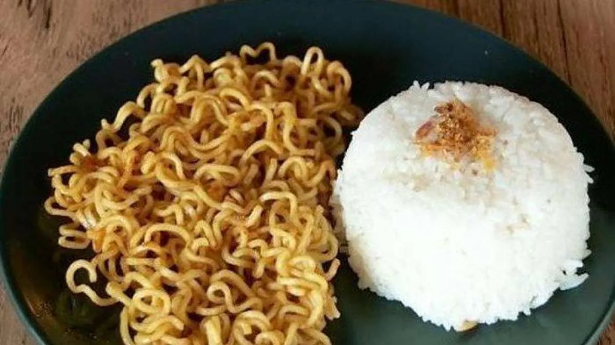 Awas! Makan mie instan dengan nasi terus menerus bisa memicu masalah kesehatan