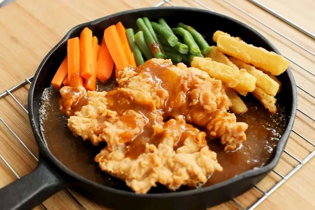 Resep Bistik Ayam Krispi Ala Moen-Moen, Nikmat Disajikan di Atas Hot Plate