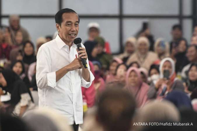 Presiden Jokowi Serahkan Bantuan Pangan Beras di Kota Bitung