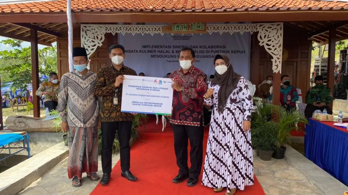 Memberi edukasi dan literasi keuangan syariah untuk UMKM dan santri