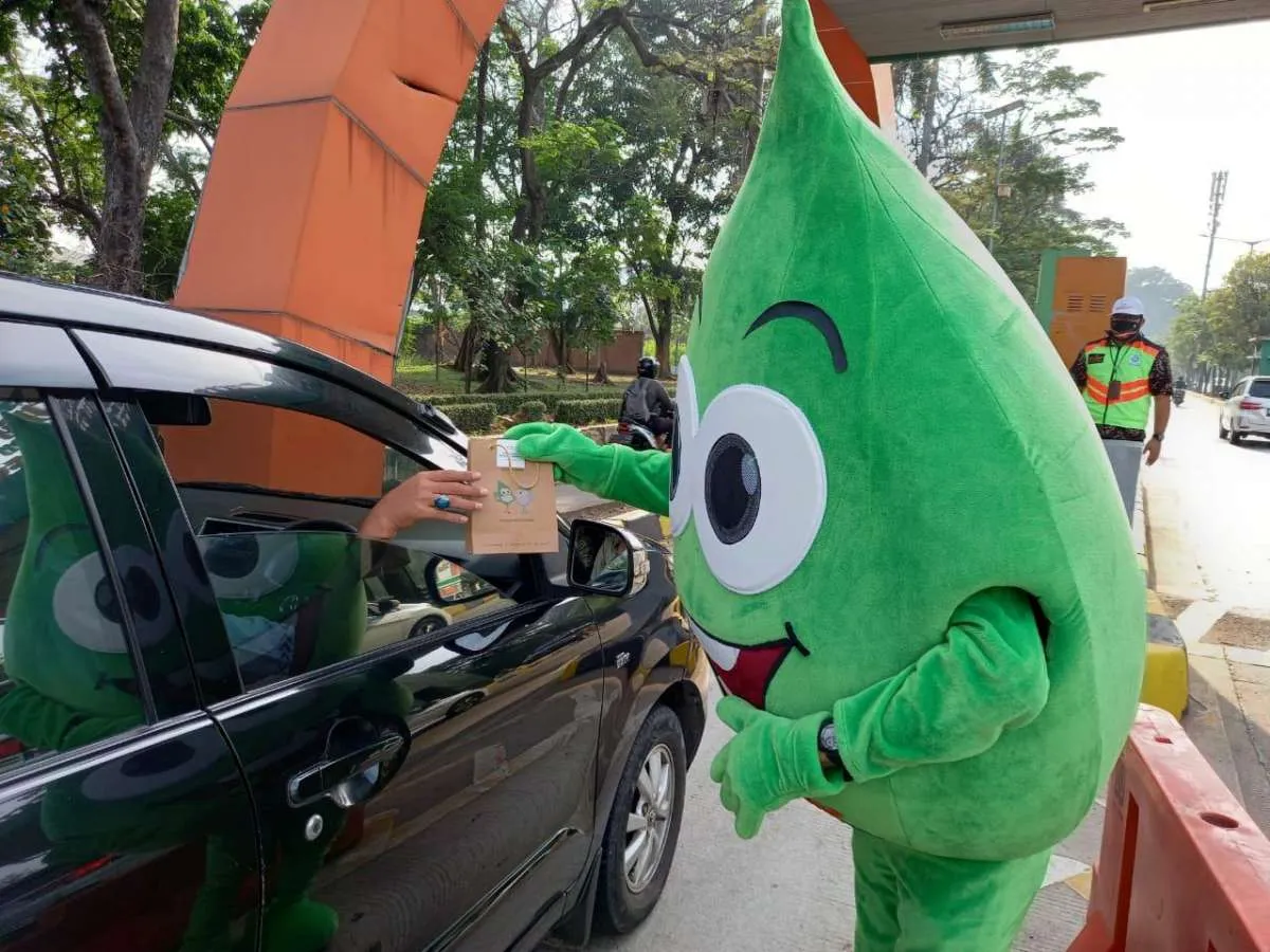 Sambut Hari Pelanggan Nasional 2020, JIEP bagikan ribuan masker ke tenan 