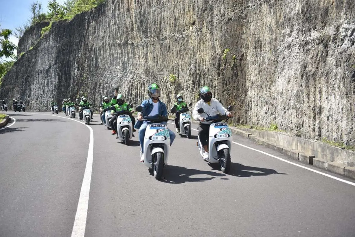 Momen Keseruan Andre Taulany & Surya Insomnia Touring Motor Listrik Electrum di Bali