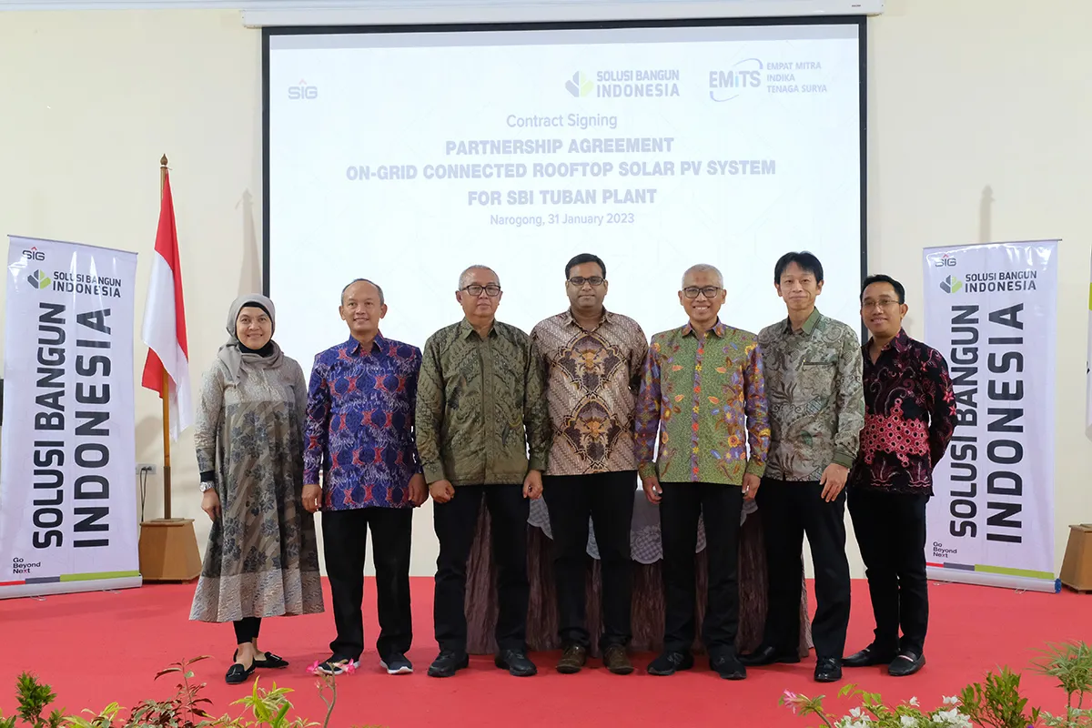 Solusi Bangun Indonesia (SMCB) Gunakan Tenaga Surya di Pabrik Tuban