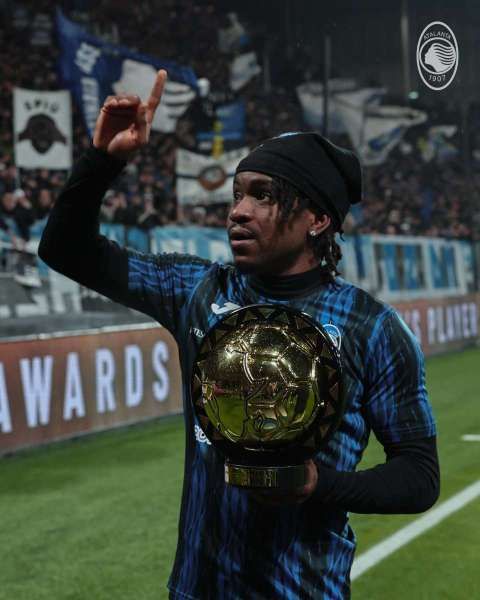 Ademola Lookman memamerkan trofi Pemain Terbaik Afrika 2024 yang diraihnya.