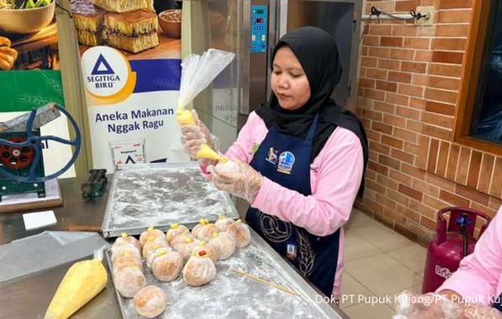 Pupuk Kujang Gandeng Bogasari Tingkatkan Keterampilan Tata Boga Warga Cikampek