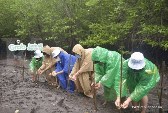 Peringati Hari Menanam Pohon, Staf dan Mitra Grab Indonesia Tanam 1,000 Bibit Mangrove di Bali