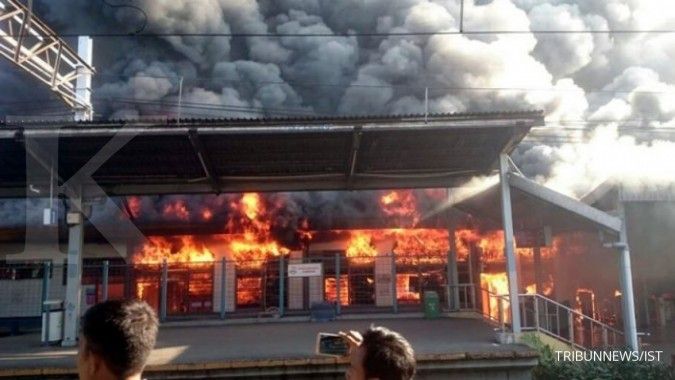 Kebakaran di St Klender, penumpang KRL terganggu