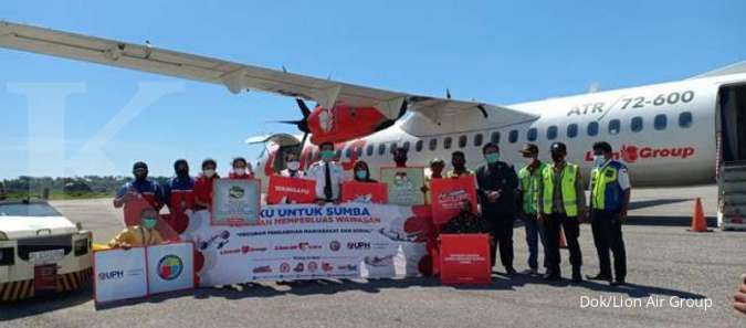 UPH Surabaya dan Lion Air Group Melaksanakan Program Sosial Buku dan Gerakan Membaca untuk Makamenggit, Sumba Timur