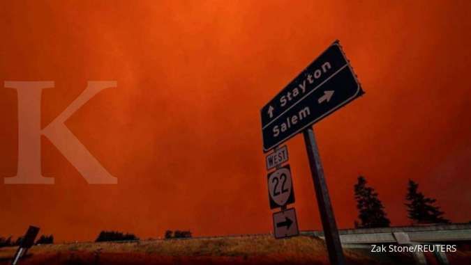 Kebakaran hutan hebat menyebabkan langit di kota Salem, Oregon, berwarna kemerahan.