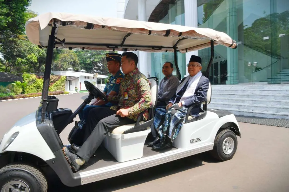 Hadiri sidang kabinet perdana, Ma'ruf Amin memakai sarung