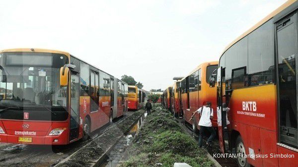 Ruhut tantang Jokowi laporkan bus berkarat ke KPK