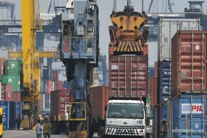 Indonesia's November trade surplus falls to $3.51 billion; shipments at record