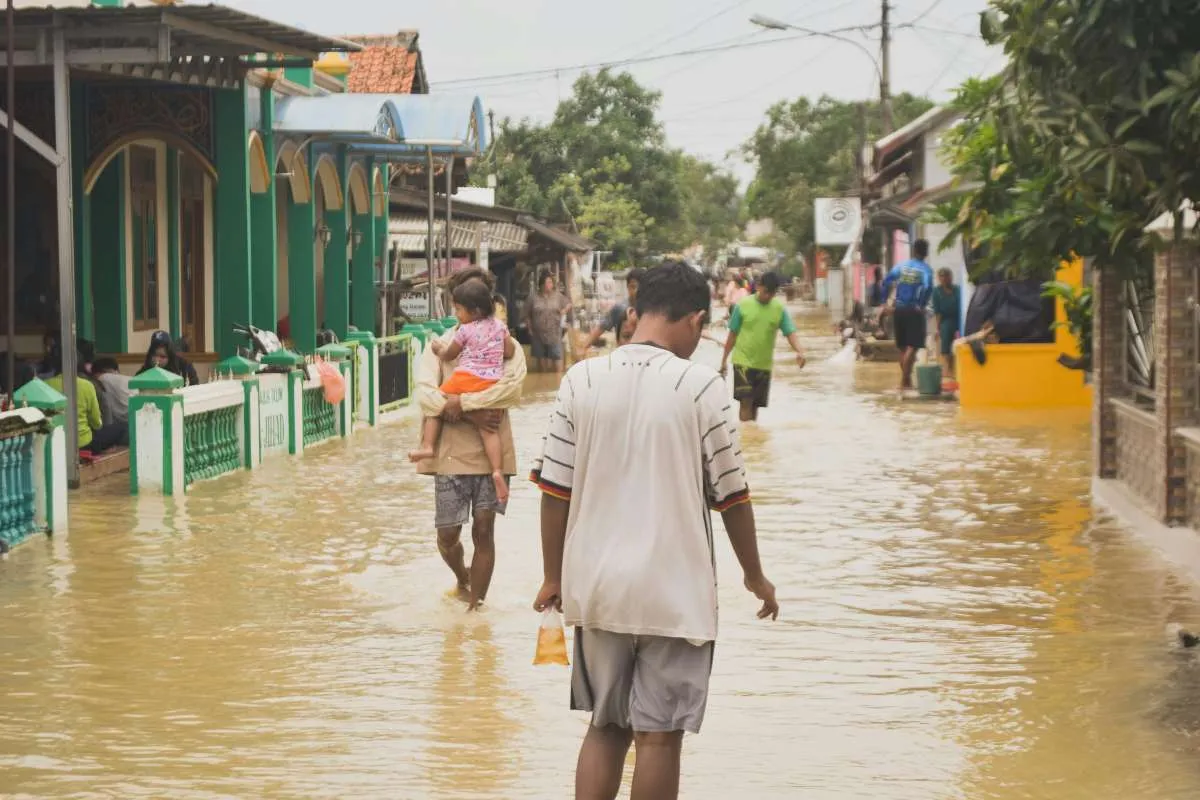 Waspada Leptospirosis saat Banjir: Kenali Gejala, Pencegahan, dan Pengobatannya