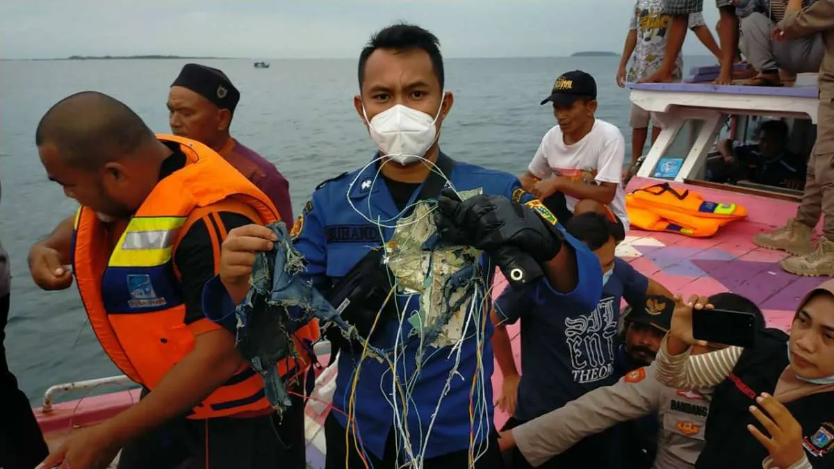 Puing-puing kabel diduga bagian Sriwijaya Air SJ 182 ditemukan