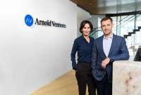 Miliarder John dan Laura Arnold Donasikan Separuh Kekayaan