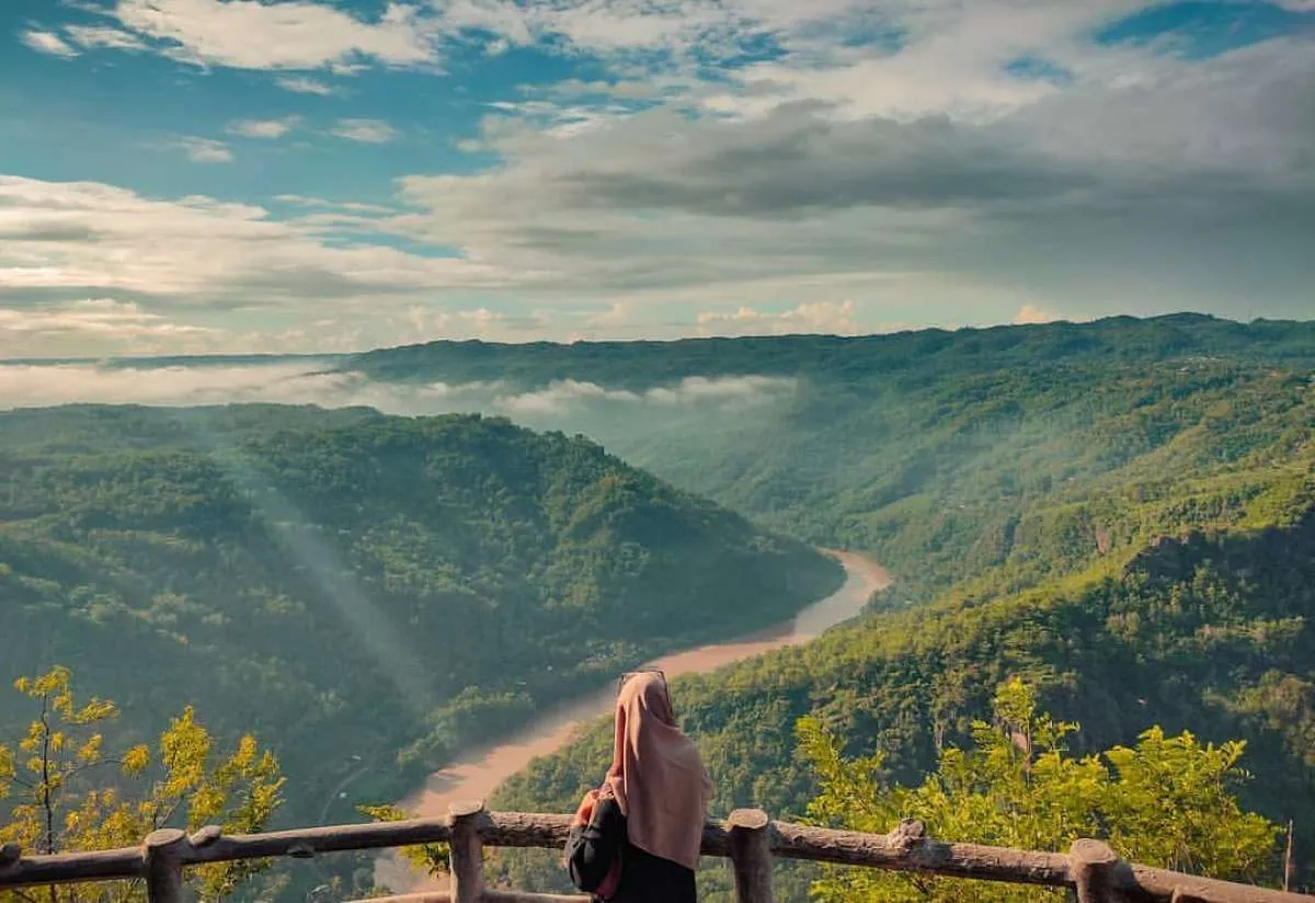 Menikmati pemandangan Yogyakarta dari negeri di atas awan