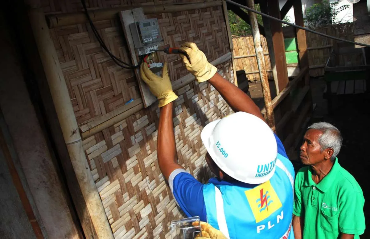 Jelang Akhir Tahun, PLN Menerangi 16 Desa Terpencil di NTT
