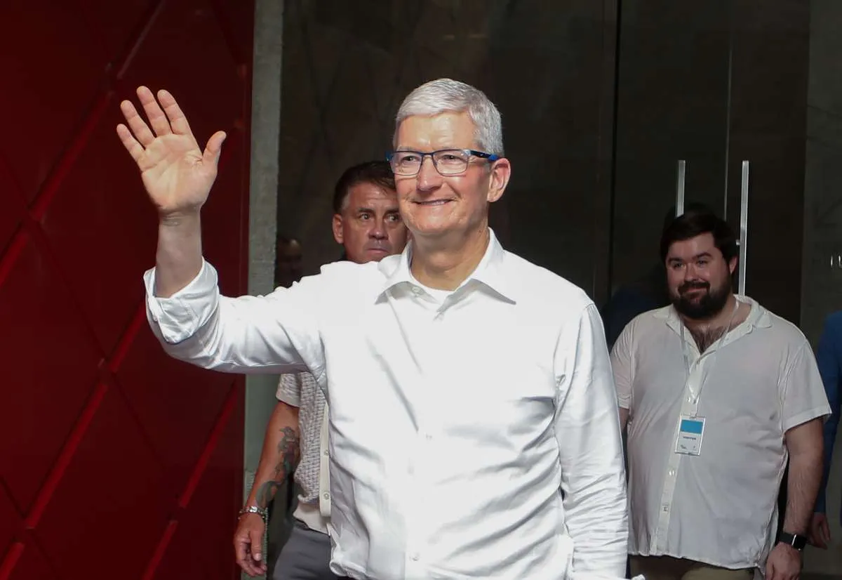 Pesan Khusus Tim Cook untuk Karyawan Apple: Kita Harus Menangkan Persaingan AI