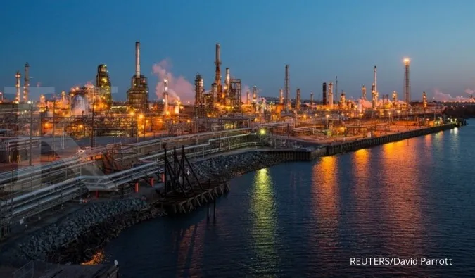 Oil rises on hopes for deeper OPEC output cuts, U.S.-China trade talks
