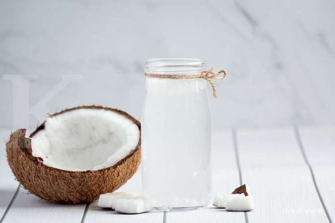 Manfaat air kelapa adalah membantu menyehatkan tubuh.