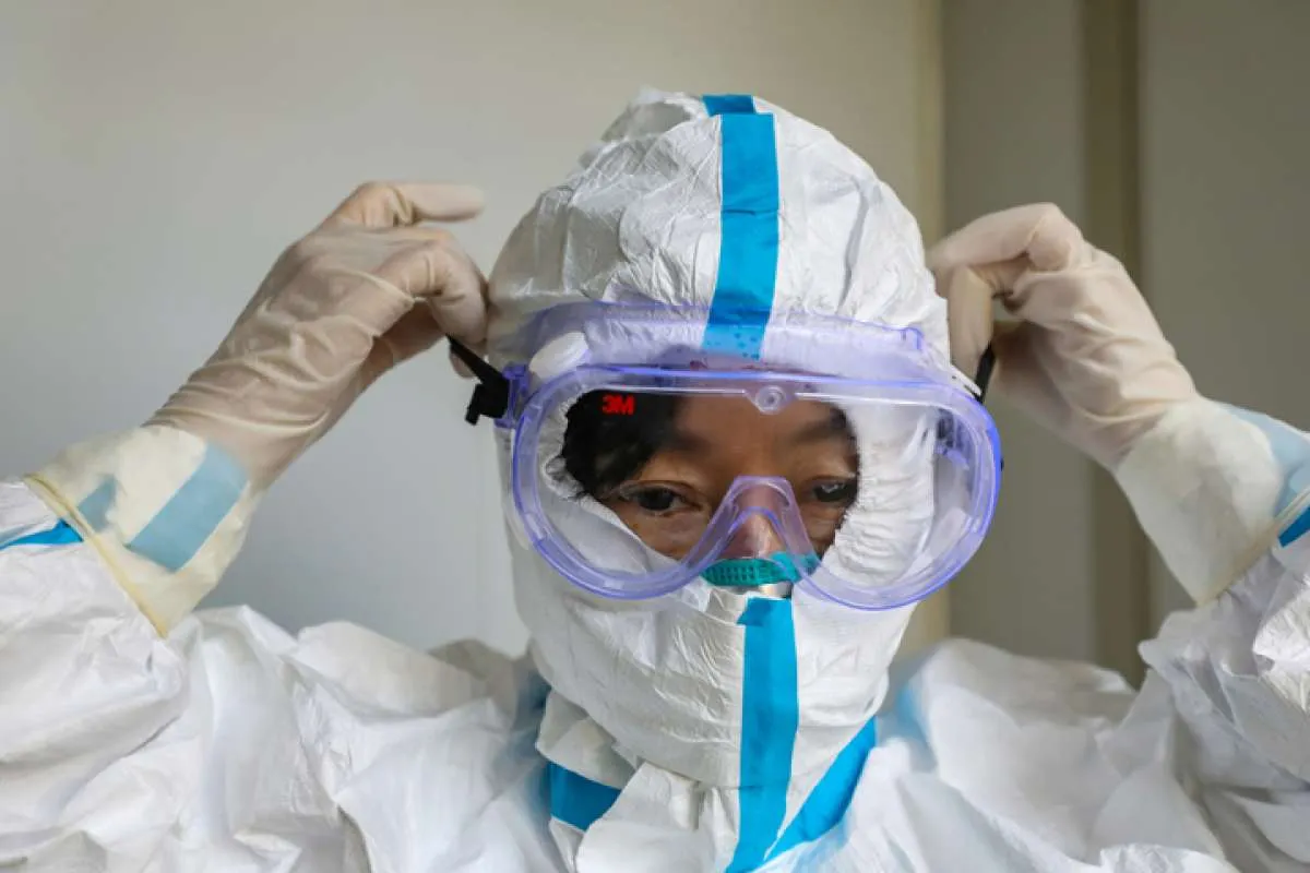 Diduga kelelahan akibat virus corona, seorang dokter muda di China meninggal dunia