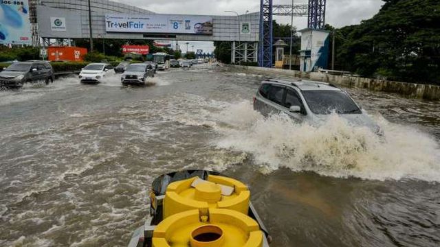 Banjir di Jakarta Belum Surut, 1.179 Warga Masih Mengungsi foto langsung dari tkp 