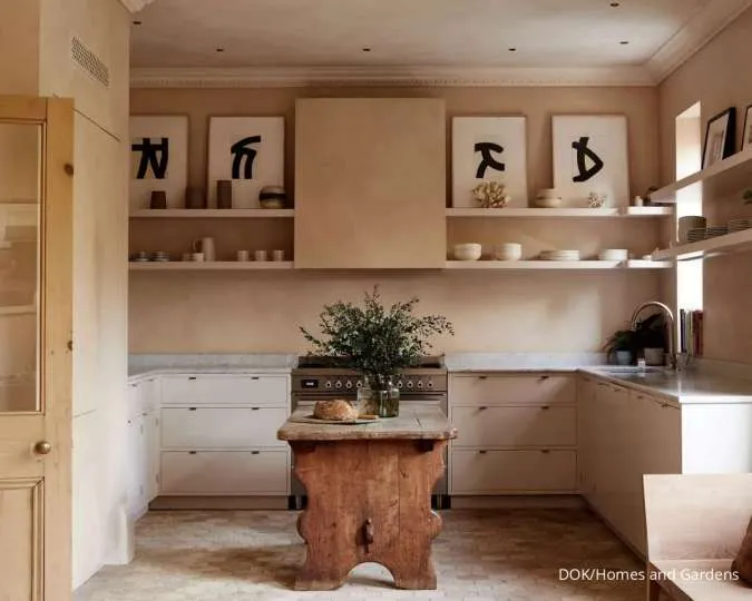 Dapur tanpa kabinet dengan rak terbuka