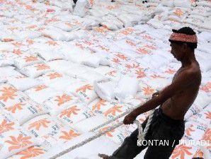 Boediono minta pemerintah daerah kendalikan harga beras
