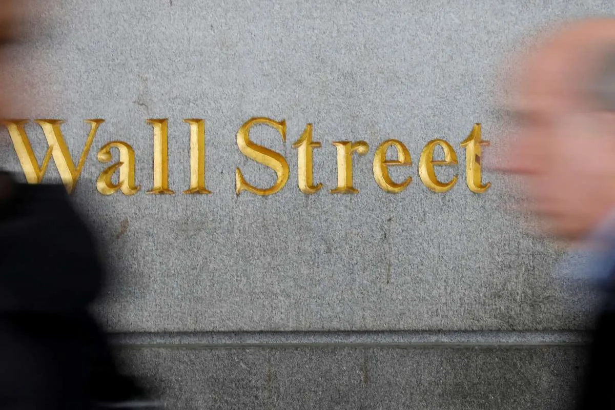 Wall Street Anjlok Seiring Kekhawatiran Resesi AS, Saham Apple Turun Tajam