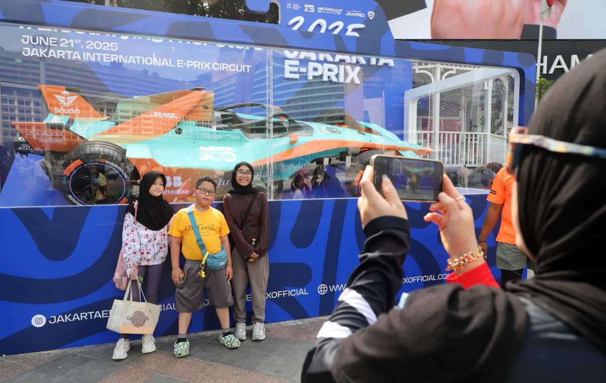 Foto Bersama Replika Mobil Balap Listrik Formula E di Bundaran HI